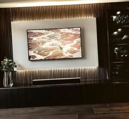 בית נופש Luxury With Private Balcony + Parking קליארי
