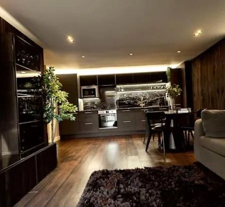 בית נופש Luxury With Private Balcony + Parking קליארי