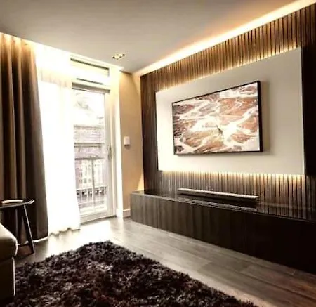 בית נופש Luxury With Private Balcony + Parking